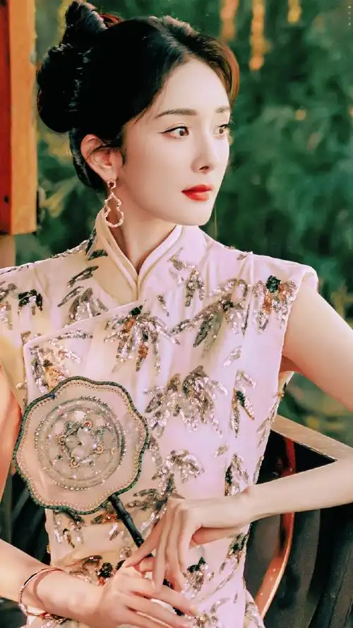 杨幂在法国穿旗袍过中秋