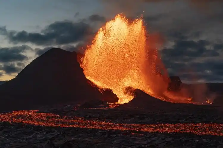 外代一线冰岛火山岩浆喷涌