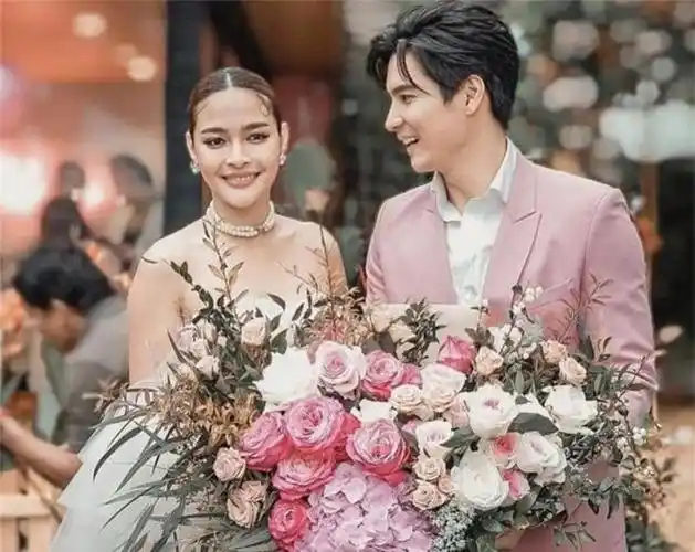 交往8年终于给名分pooklook承认和mike是恋人期待40岁前结婚