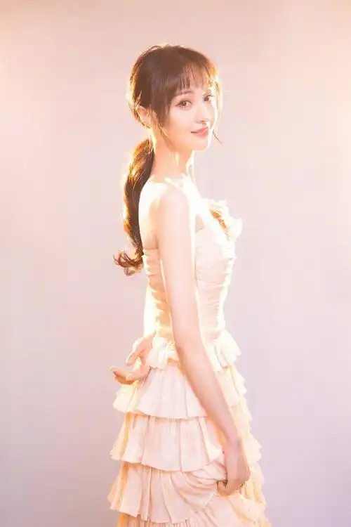 性感美女明星郑爽一袭蛋糕裙诱惑写真