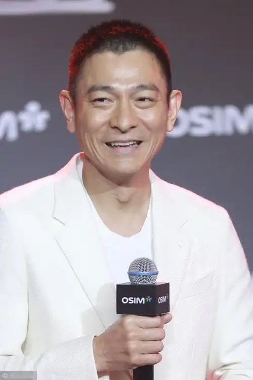 刘德华强忍腰疼亮相高清镜头让人泪目网友天王迟暮满脸括弧