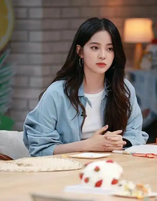 欧阳娜娜被质疑读六年本科没学位证,本人回应:这是自己的选择