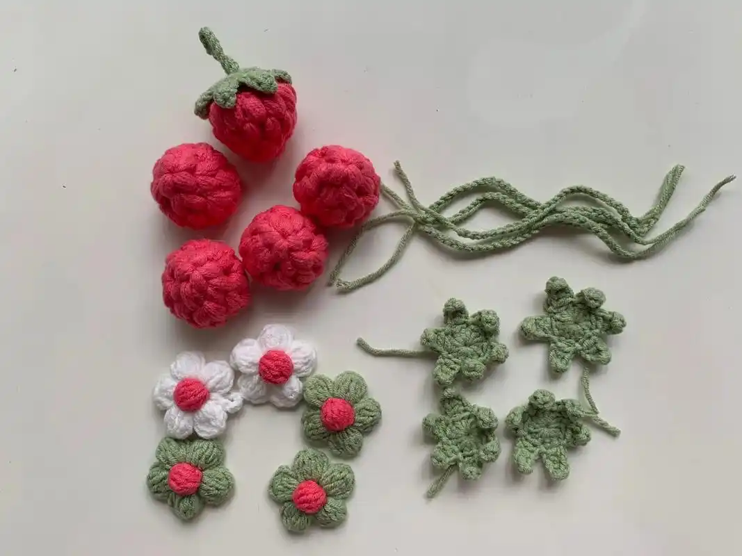 可爱的草莓和泡芙花挂饰,最后附图解哦##图文 #钩针编织 # - 抖音
