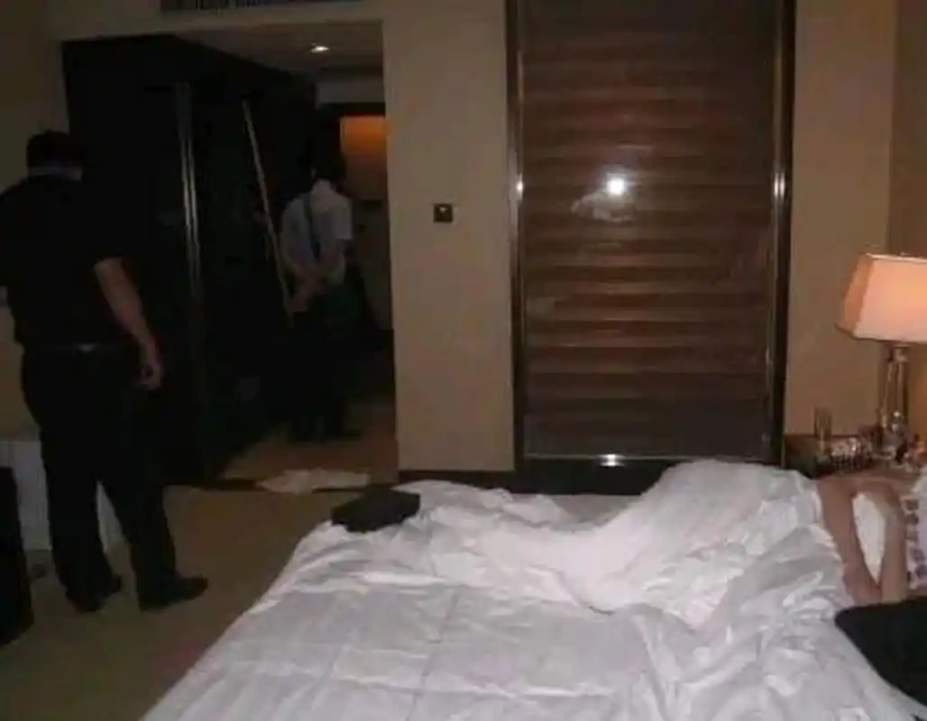 于是开窗爬到空调外机上躲避.