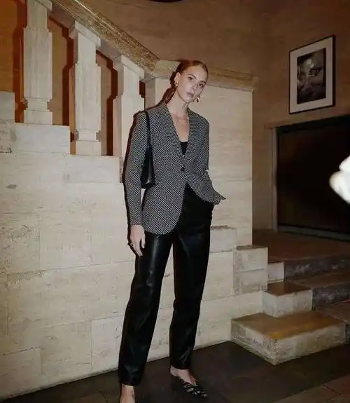 52岁张敏现身,卫衣配皮裤相当"老炮儿"_造型_邓紫棋_版型