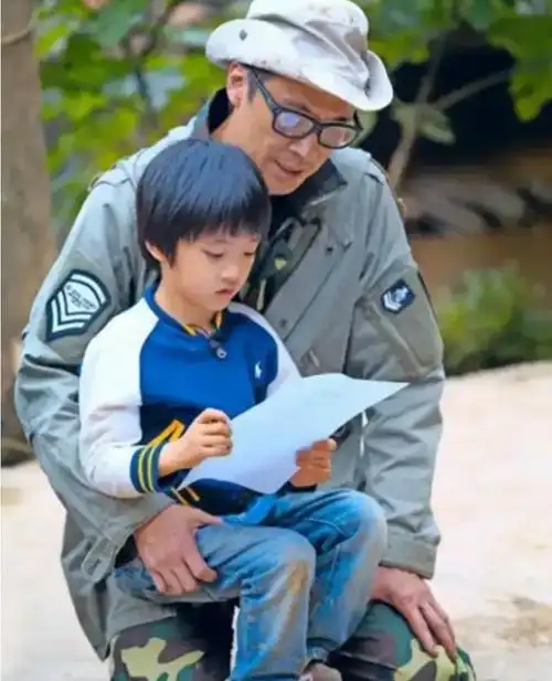 吴镇宇15岁儿子费曼变182壮汉!被嘲像乔杉,他才是最真实星二代