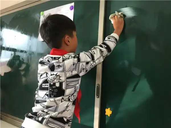 把黑板擦亮是我们送给老师最真诚的礼物