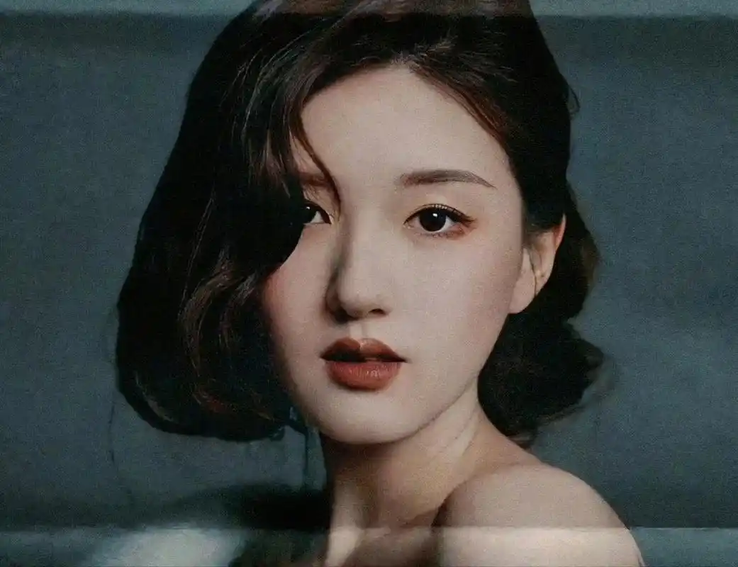 赵露思还挺适合这种复古摩登女郎造型,她一头复古短发,化着精致的妆容