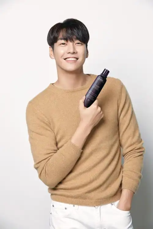 金英光最新广告照公开 展现暖男灿烂笑容