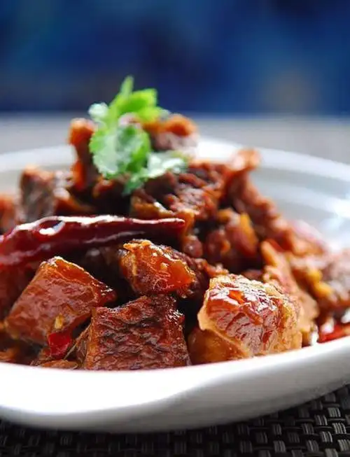 香辣牛腩煲:葱切段.姜切片.大蒜要多些.整粒就行.