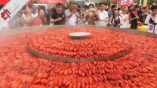 破纪录湖北监利10000只小龙虾一锅蒸3千观众跃跃欲吃