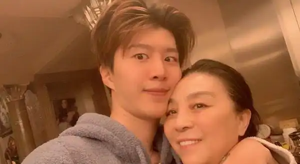 范丞丞罕见晒全家福一家四口颜值超高直夸范冰冰是自己妹妹