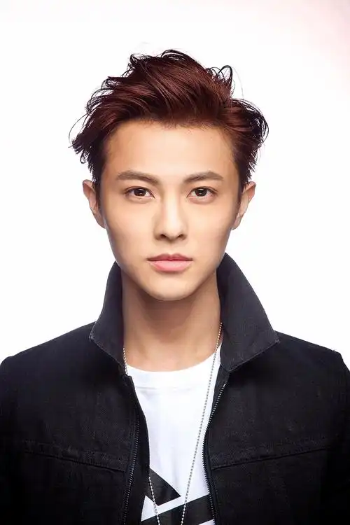 王子邱胜翊发十年间对比照引怀旧热潮获封冻龄王子