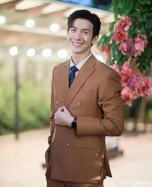 泰星push表示要享受没宝宝的幸福,男友hiso为taew撑伞好贴心!