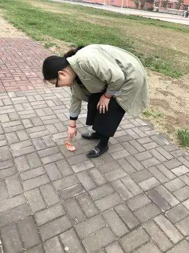 "弯腰行动,拾起美德"高二a部捡拾垃圾爱护校园环境