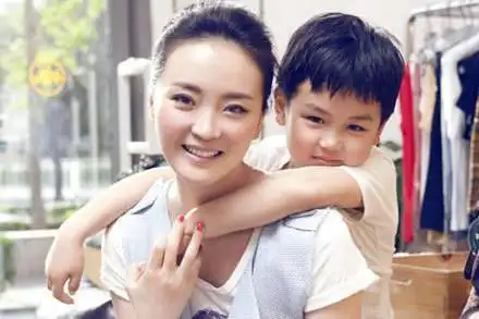 44岁王艳老公近照曝光,长相一言难尽,难怪一直不愿公开