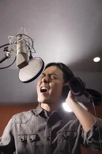 东方人,成年人,脸,头,脸颊,一个人,竖图,室内,夜晚,正面,仰视,衬衫