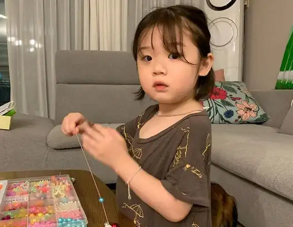 韩国又出表情包萌娃,5岁的她白嫩嫩粉嘟嘟,超级可爱