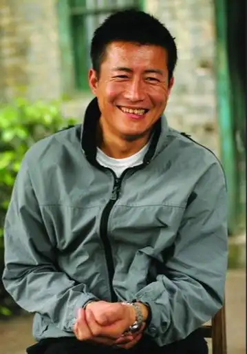 每天的工作都很辛苦,为了不让儿子像自己这般辛苦,他们决定将高曙光