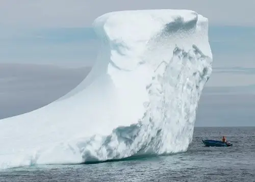 千年而成的冰山高不可及,崩塌时惊心动魄.