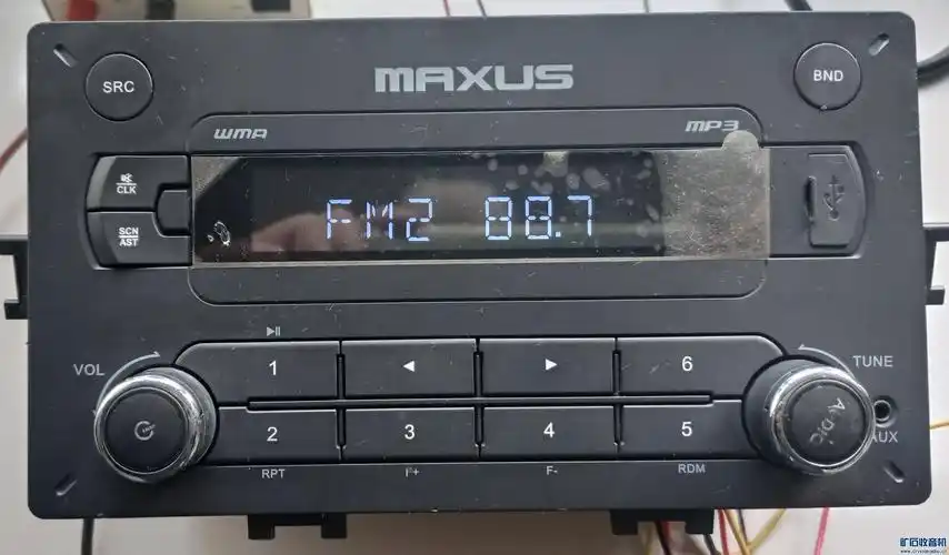 车载收音机.型号:v80 .完整无瞌,无裂,无开封,裸机一台,无其它附件.