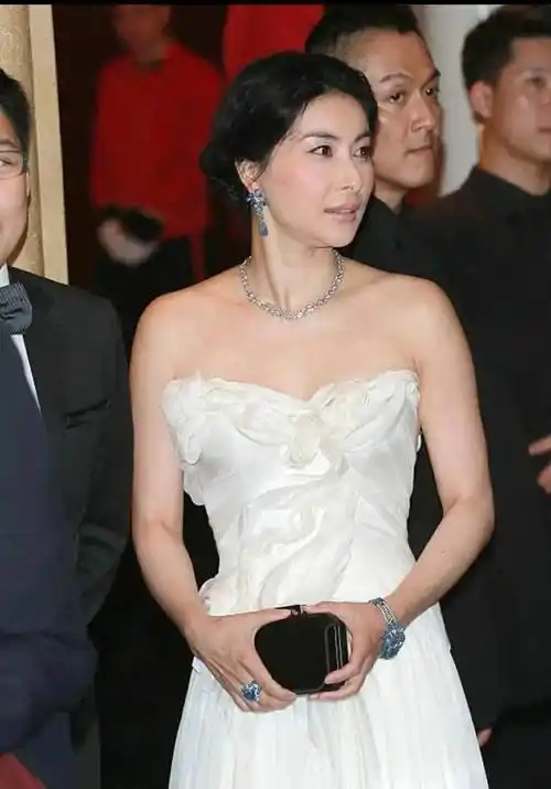 然而,曾经的跳水项目大名星郭晶晶却与众不同,她虽嫁入豪门,却不忘