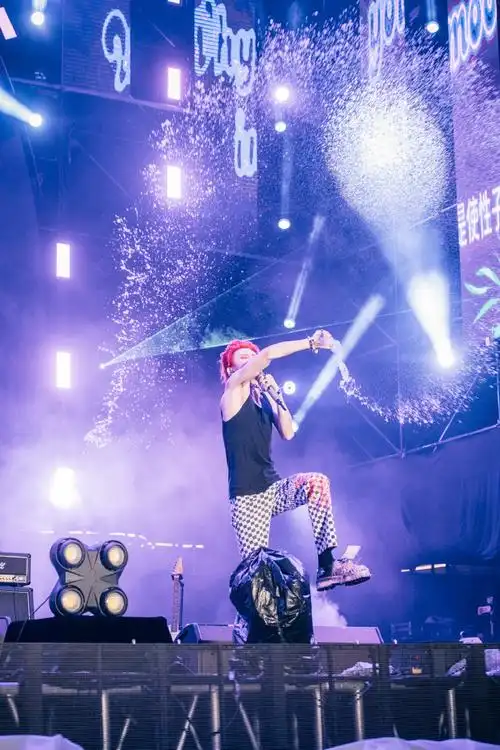 小鬼粉色朋克造型##国潮音乐嘉年华##小鬼新歌mood首唱