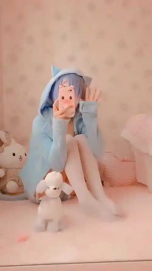 妹子虽然用手机遮住了脸,但我也能知道妹子cos的是蕾姆