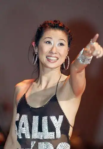 叶倩文一把年纪还挺潇洒薄纱肚兜穿得清透时髦真不像60后