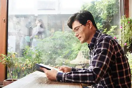 看书轮廓在茶馆看书的中年男性背景