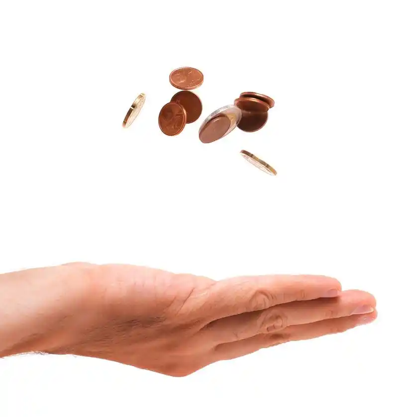 掷硬币,男人的手把硬币扔在白色背景上