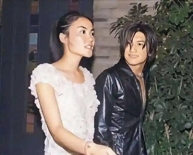 在与李亚鹏分手后,王菲的感情生活并没有空白,而是又和她的前男友