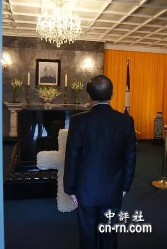 对着蒋介石遗照默哀沉思.(中评社 黄文杰摄)