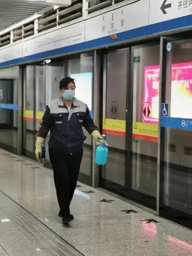 地铁运营擦亮城市文明这扇窗地铁保洁员默默奉献中