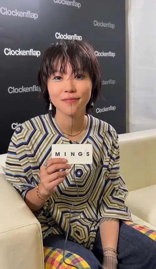 26岁中性魅力窦靖童香港亮相民族风t恤牛仔裤潮范十足