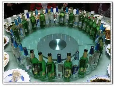 一个桌子上有很多啤酒照片