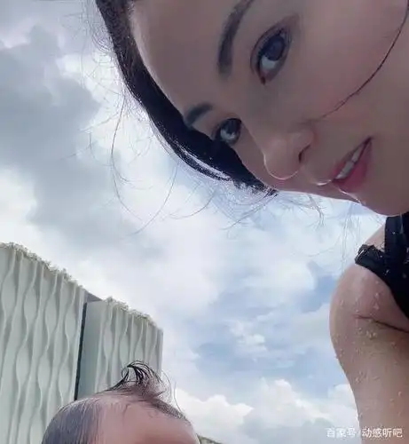 张柏芝晒三胎小王子正脸特写,发色偏黄自来卷,神似外籍绯闻男友