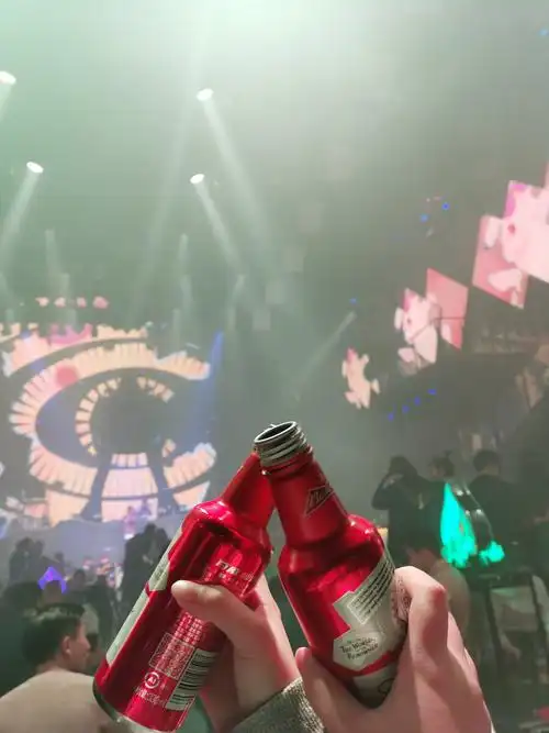 和朋友一起在酒吧喝酒放松