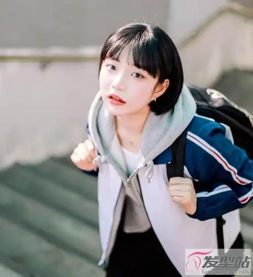 学生头短发配校服非常耐看,低调之余又不少时尚感,而且还很好打理,让