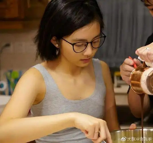 黄多多近照风韵十足,身材性感惹争议|黄多多|近照|身材_新浪新闻