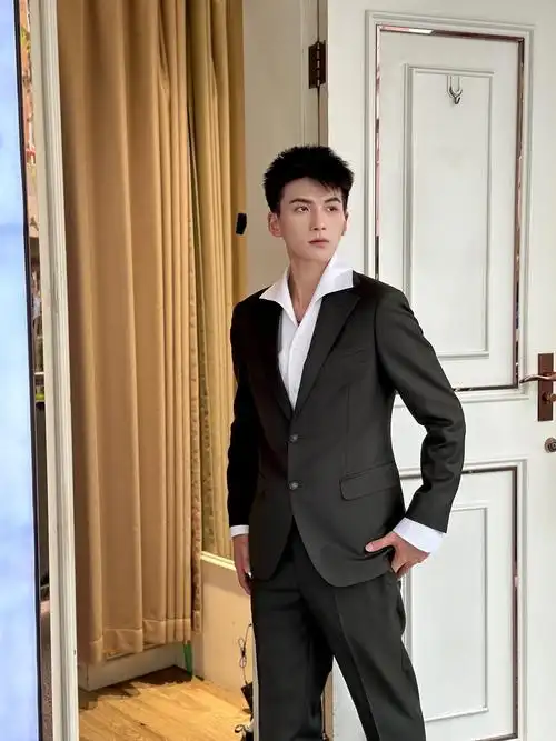 西装控日常|⬅️滑帮我看看哪套更适合