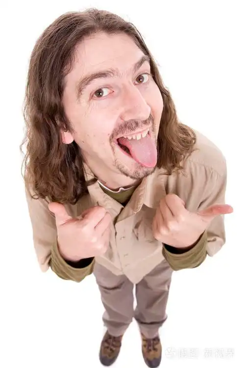 傻男人竖起大拇指