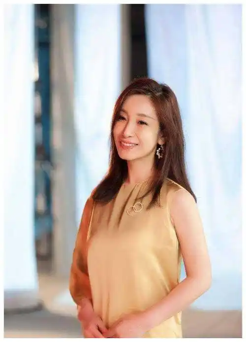 秦海璐42岁如公主,生活无自理能力,靠王新军24小时!__