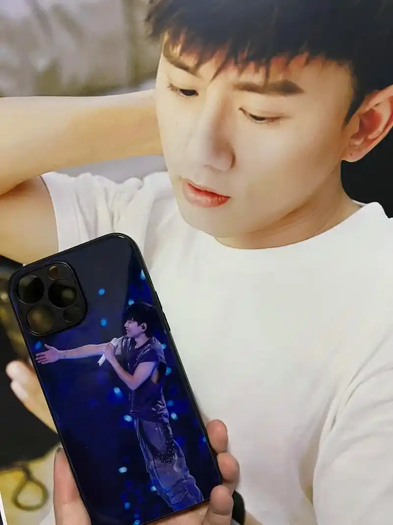 张杰上海虹口演唱会 收到我的新手机壳 - 抖音