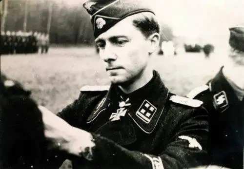 升任党卫队二级突击队中队长(中尉).