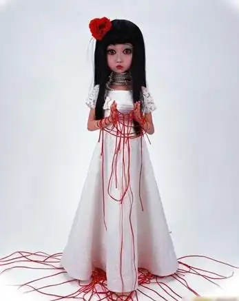 他的这些作品全部是血腥的小女孩,忧伤的眼神,仿佛恐怖片一样诡异.