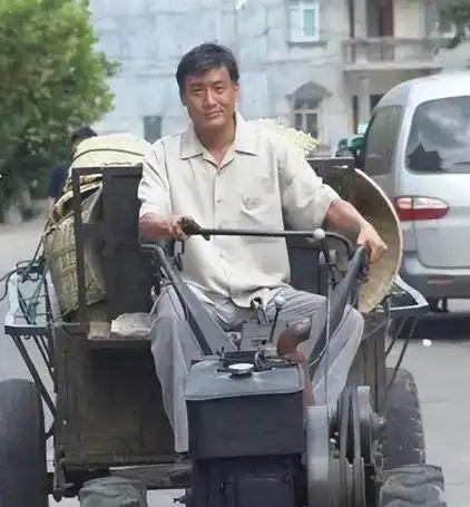 梁家辉开拖拉机,刘德华被扇耳光:真正的农民,就是这样吗