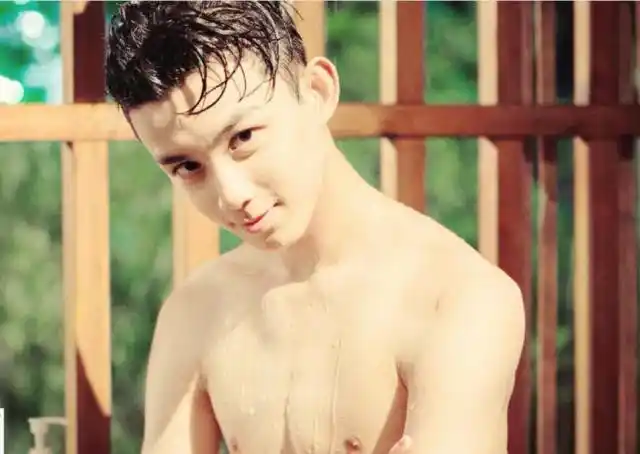 从极品小萌娃变身长腿美少年,吴磊用一个干净的帅字贯穿始终!