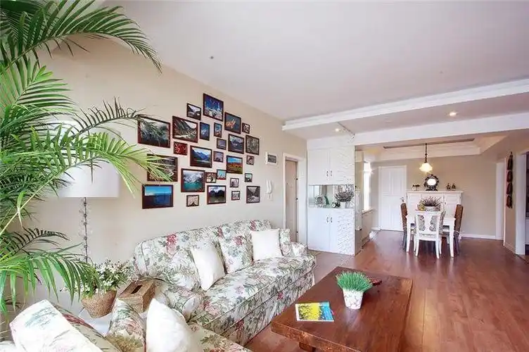 田园风格四居室客厅照片墙装修图片效果图