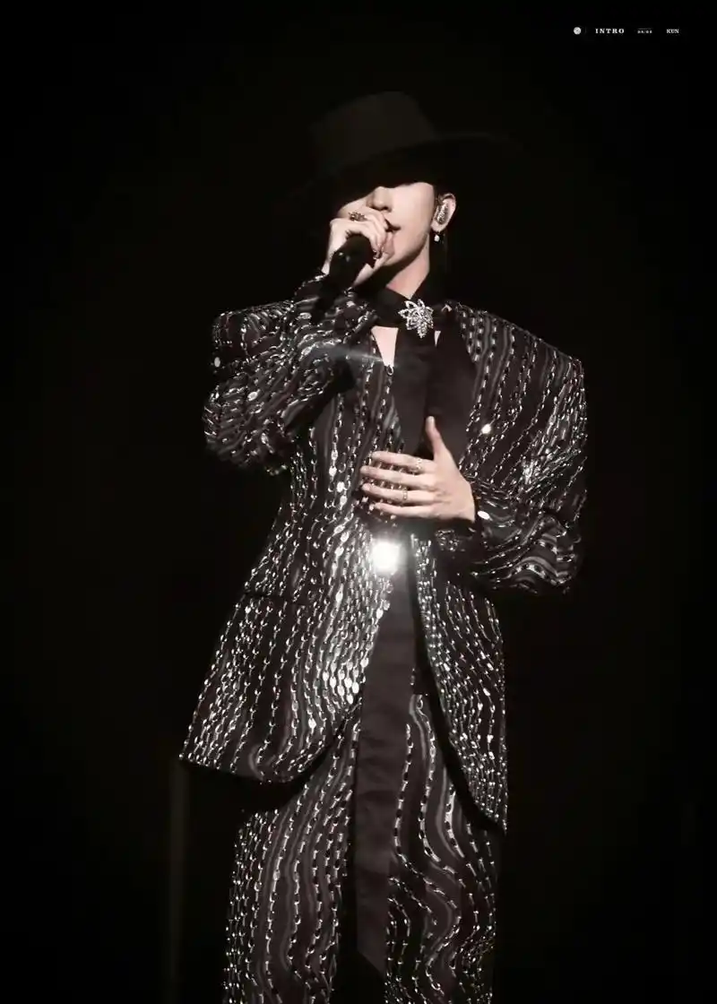 蔡徐坤演唱会舞台."外面的世界太嘈杂了 我只想带上耳机听你唱 - 抖音